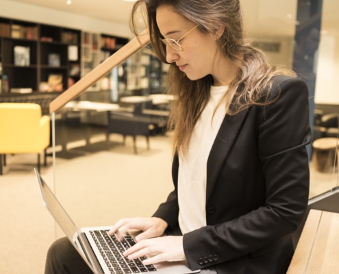 junge frau am laptop carathotel düsseldorf