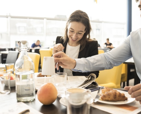 paar frühstückt im carathotel düsseldorf