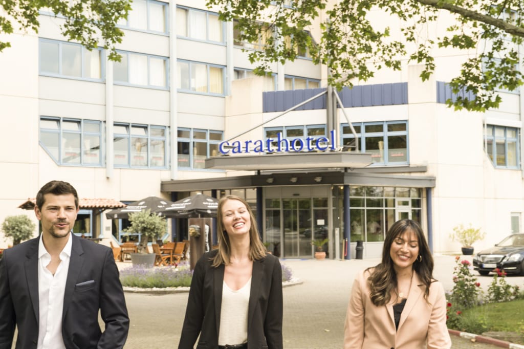 Hotel Basel Außenansicht mit Gästen