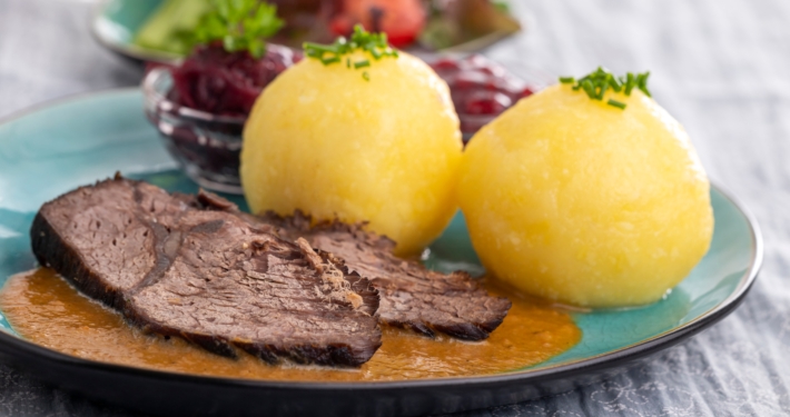 German,Sauerbraten,On,A,Plate,With,Dumplings Rheinischer Sauerbraten mit Klößen angerichtet auf Teller