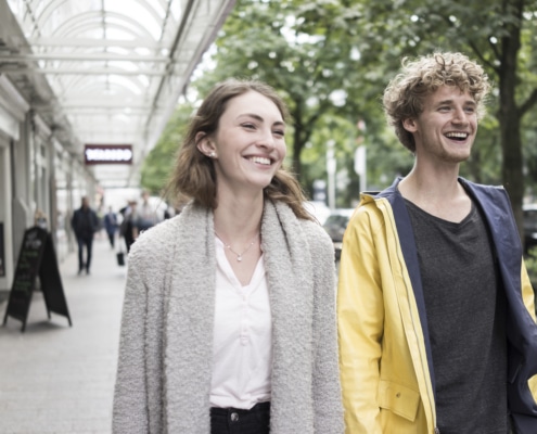 Junges Paar Shoppingwochenende Düsseldorf Königsallee Junges Paar Shoppingwochenende Düsseldorf Königsallee