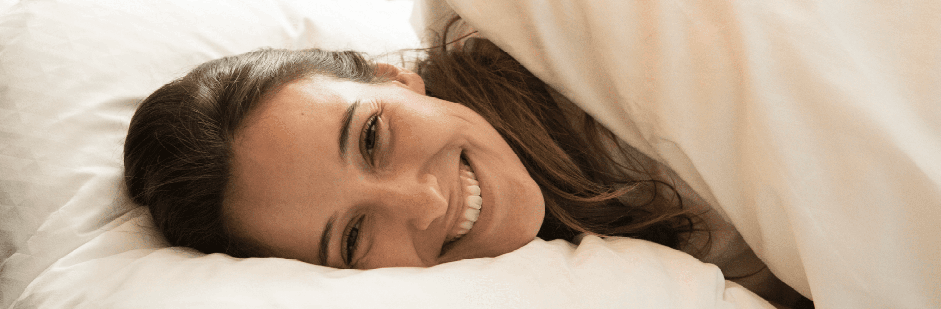 Frau in caratbed Düsseldorf slider Hotel Düsseldorf Frau im großen Hotelbett