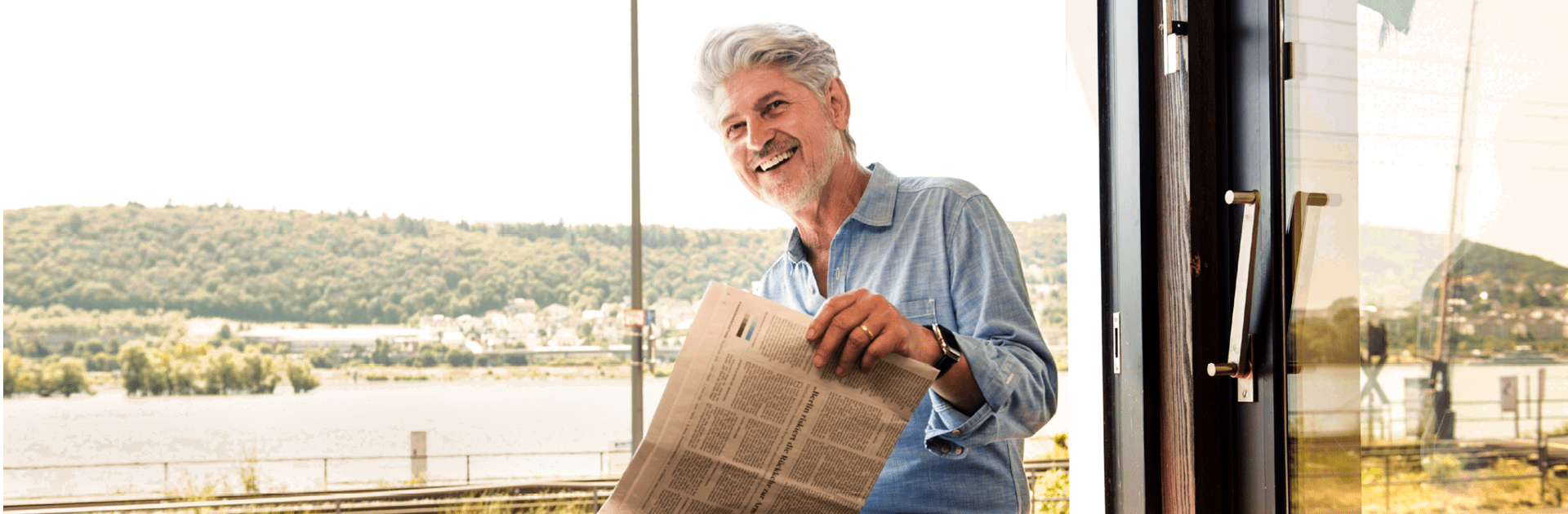 Mann im hoteltraube slider Hotel Rüdesheim Rheinblick vom Hotel