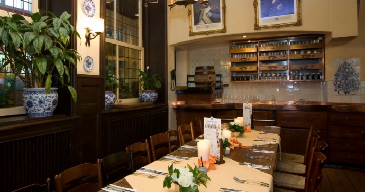 schumacher 1 Gastraum mit gedecktem Tisch Brauerei Schumacher Düsseldorf